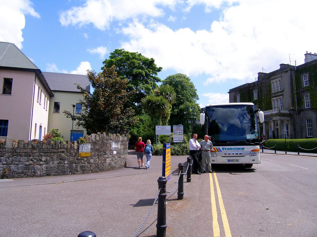 Bus stop by MAL10587