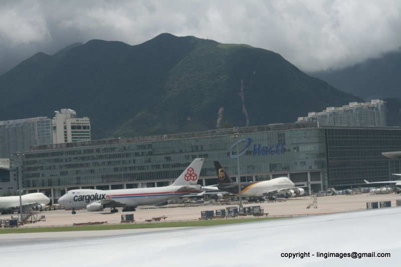 Hong Kong International Airport by Andrew Ling