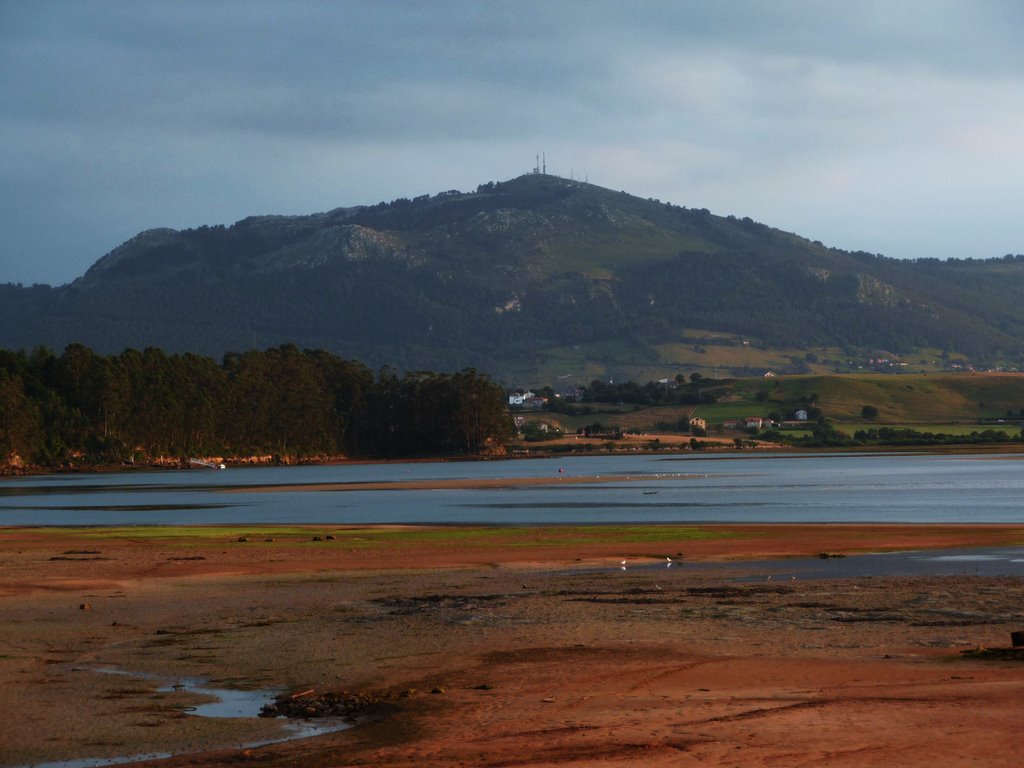 Ría de Cubas - Peña Cabarga al fondo (by Birkenwald) by Birkenwald