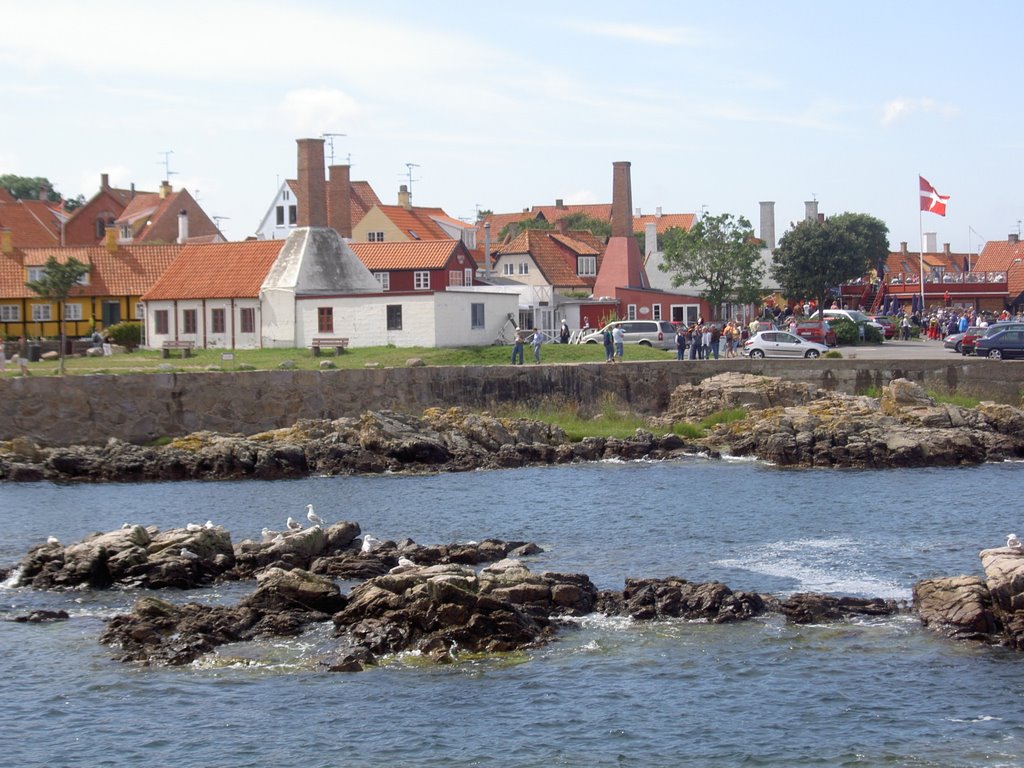 Indsejlingen til Gudhjem by solveig aggerholm