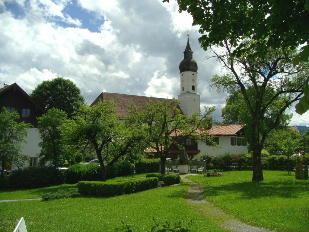 Bad Bayersoien - Stadtgärtchen vor Kirche by volker hannen