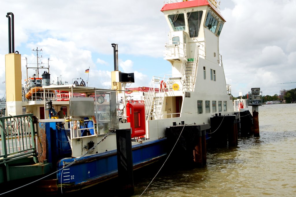 Le ferry à l'arrivée by fvexler