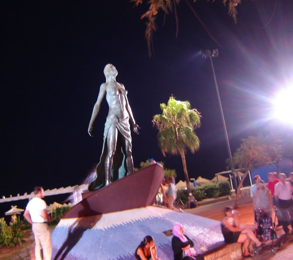 Woman monumant at night by Dorkita&O