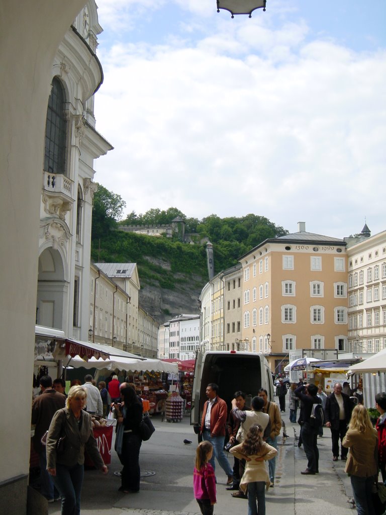 Getreidegasse, Blick nach Westen 06/2007 by Mario Killer