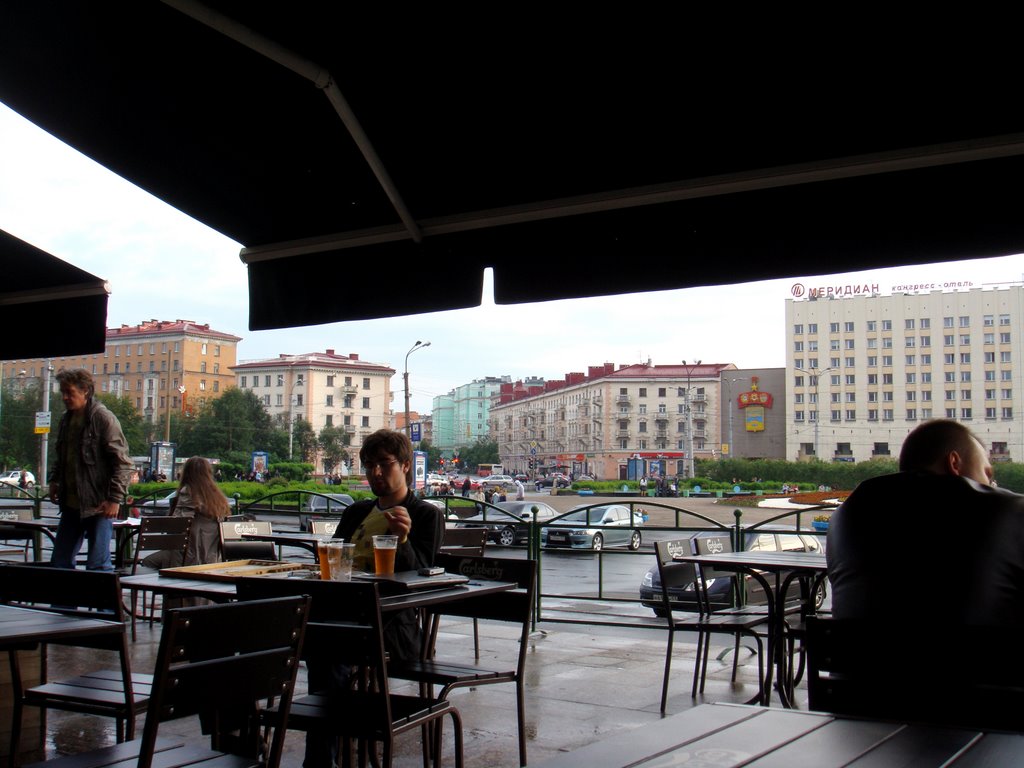 Mourmansk, place Piatti Ouglov, terrasse le soir by picabiette