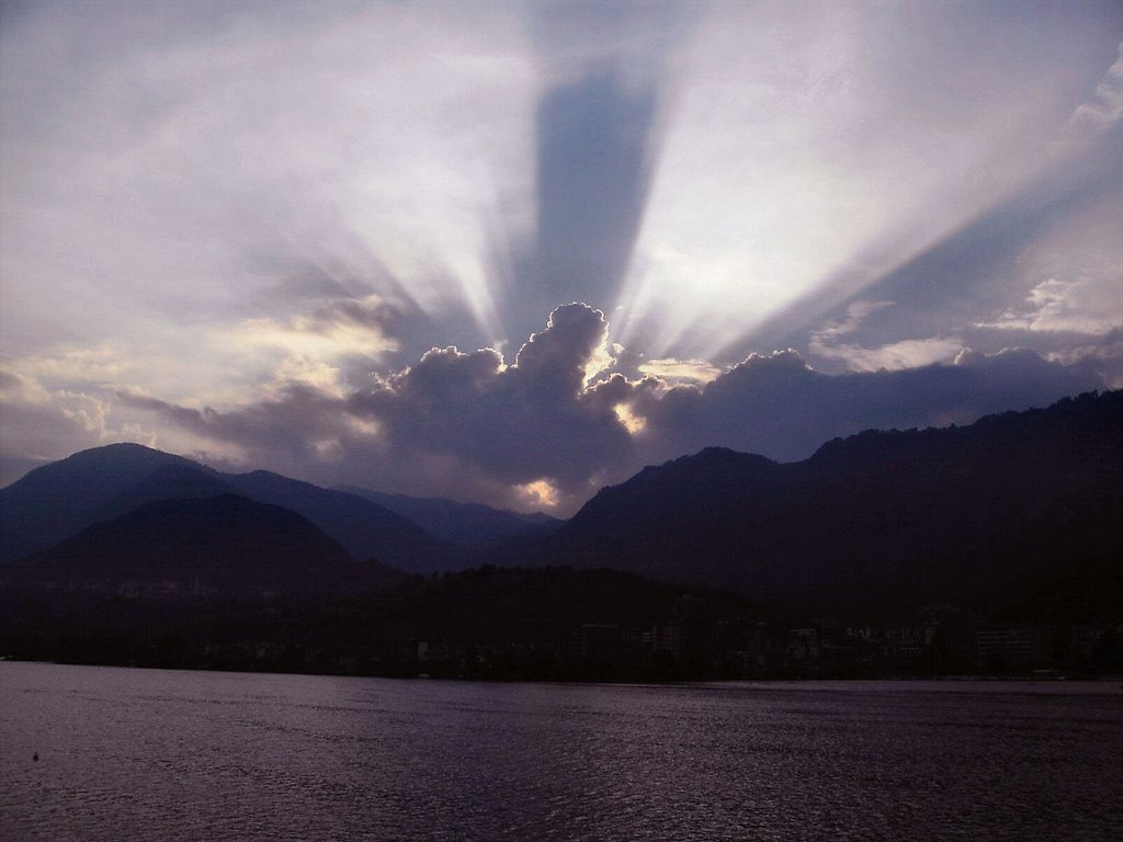 Raggi dal cielo sul lago a Omegna (21 settembre 2005, ore 18,45) by Marco Carnelli