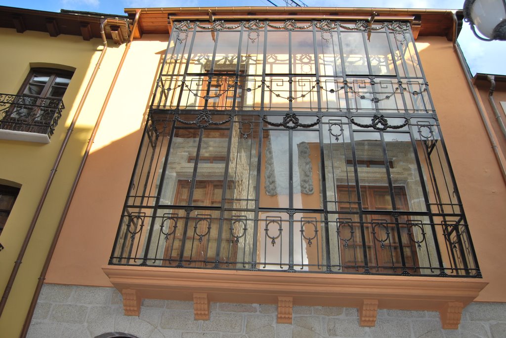 Edificio de la Cámara de comercio e Industria de Ponferrada by Rosaflor