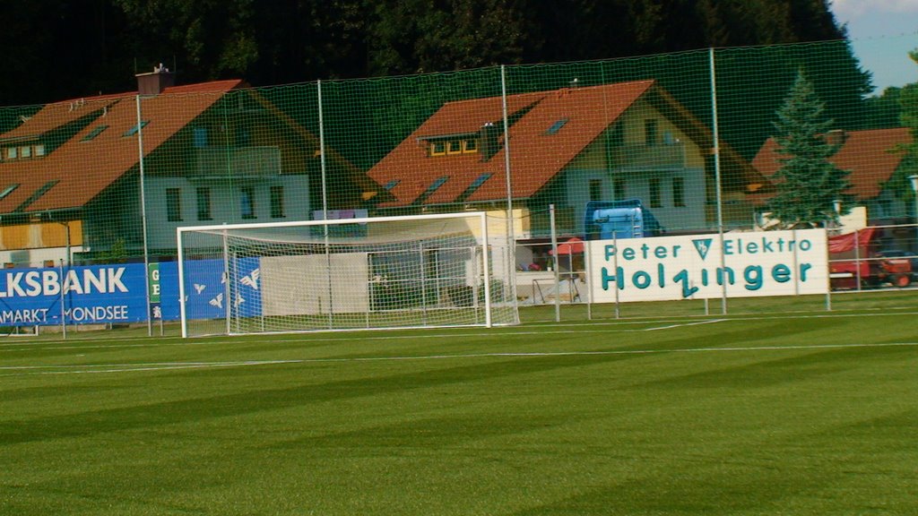 UVB Vöcklamarkt. Neubau des Kunstrasenfussballfeldes. Die Tore sind aufgestellt. by Anton Gansterer