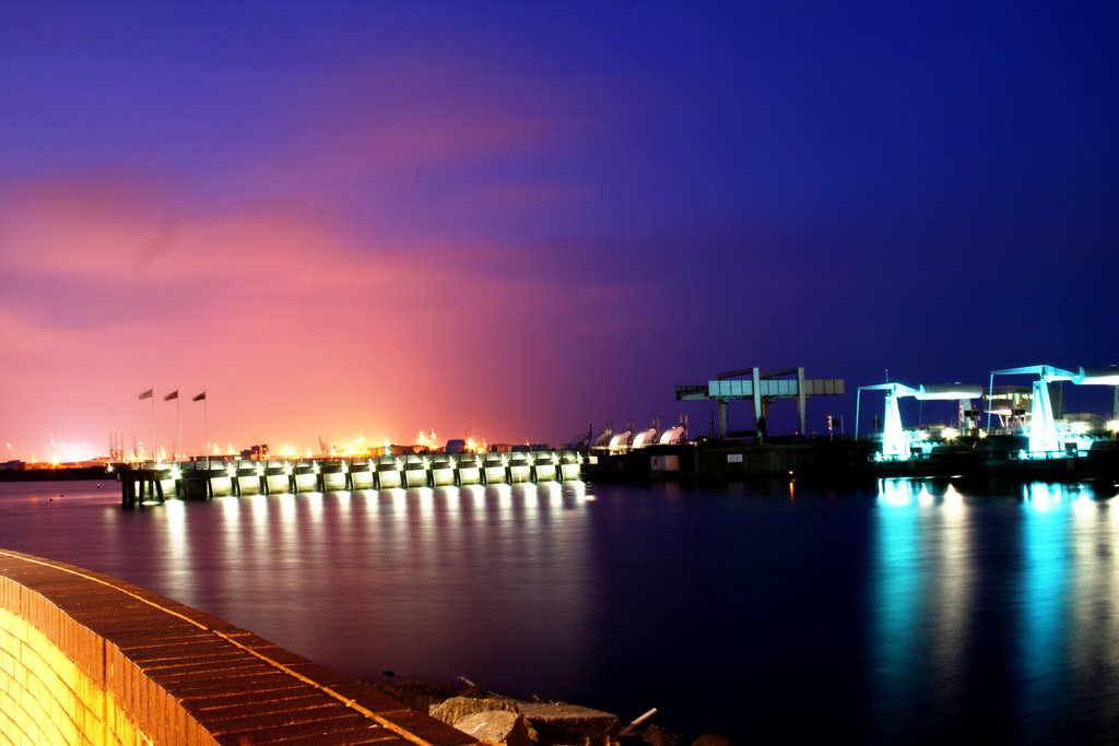 Cardiff barradge at night by nivek62