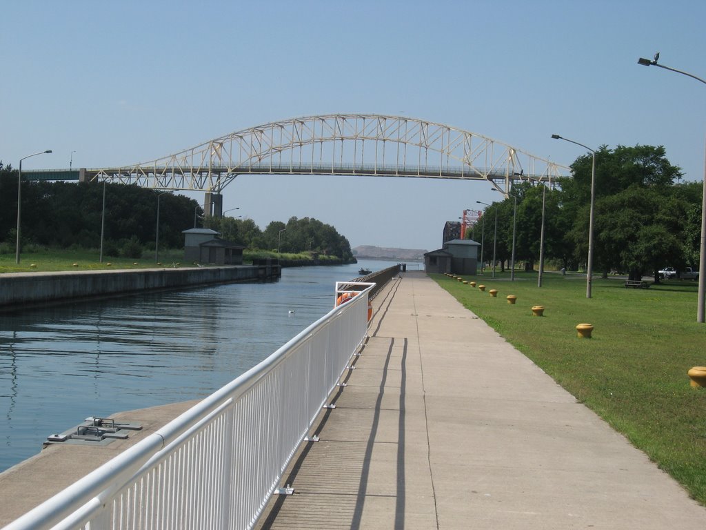 Pont International vu des écluses by Bog