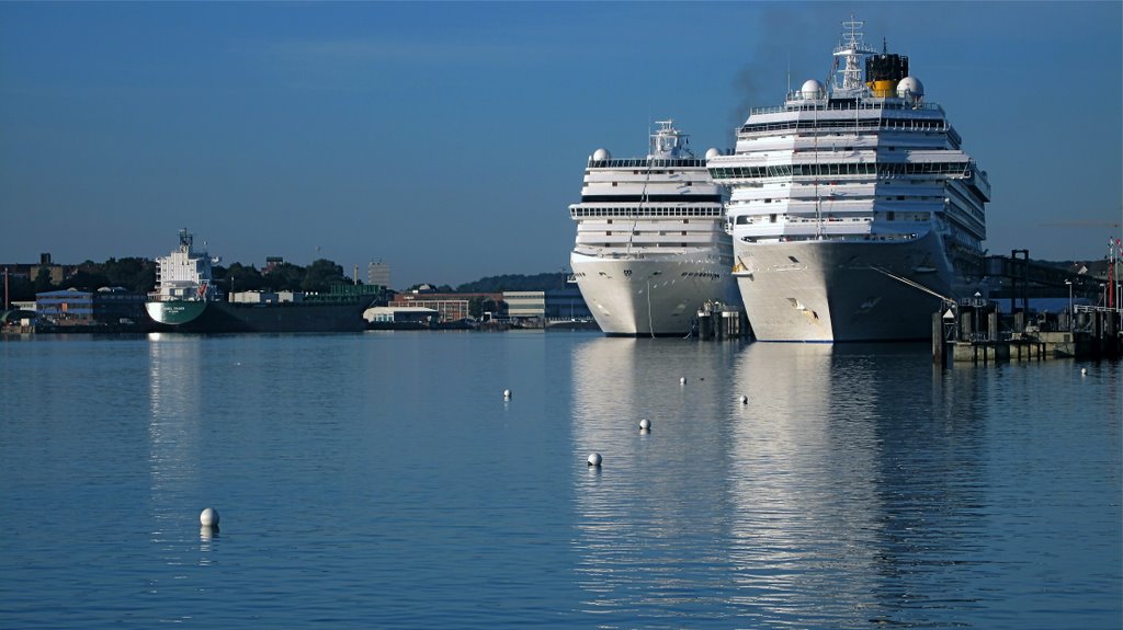 Kreuzfahrersaison in Kiel by Thomas Maess