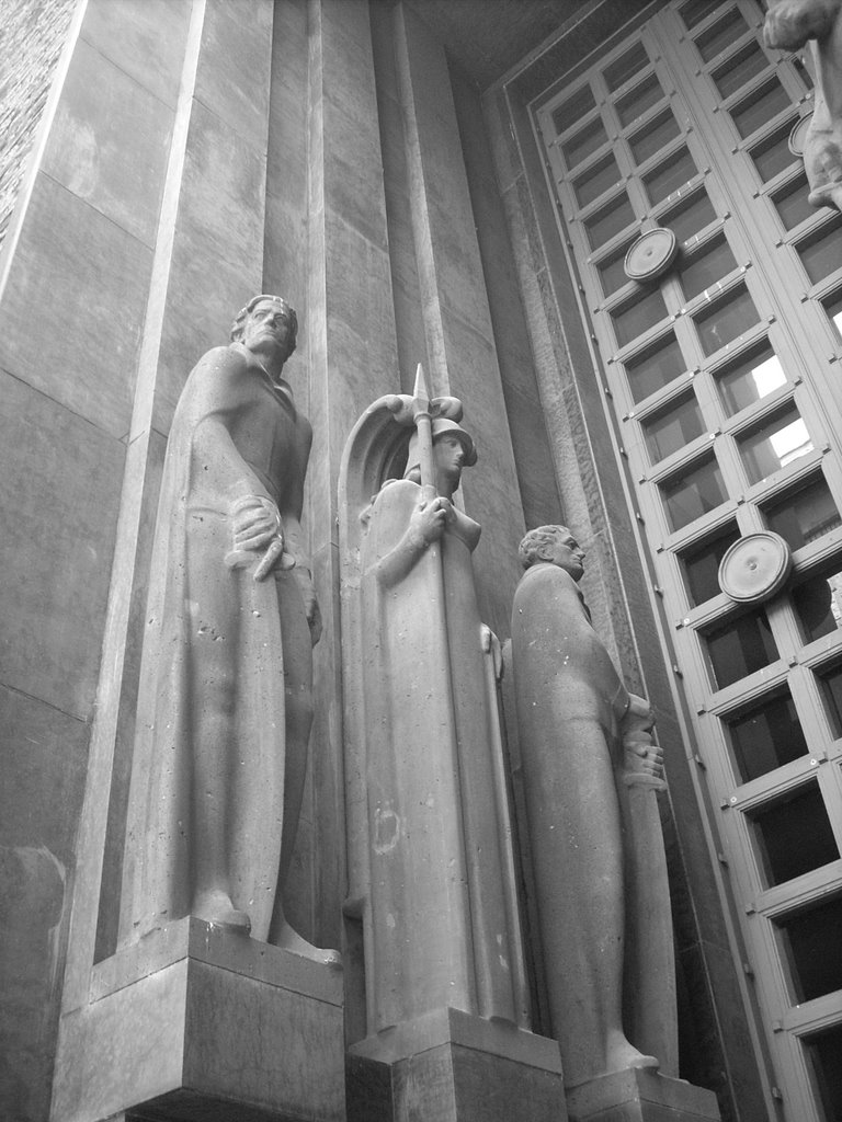 Bochum ( Hauptfriedhof Freigrafendamm/ große Trauerhalle Eingangsbereich mit Statuen,erbaut: 1935-1939 ) August 2009 by DortmundWestfalica