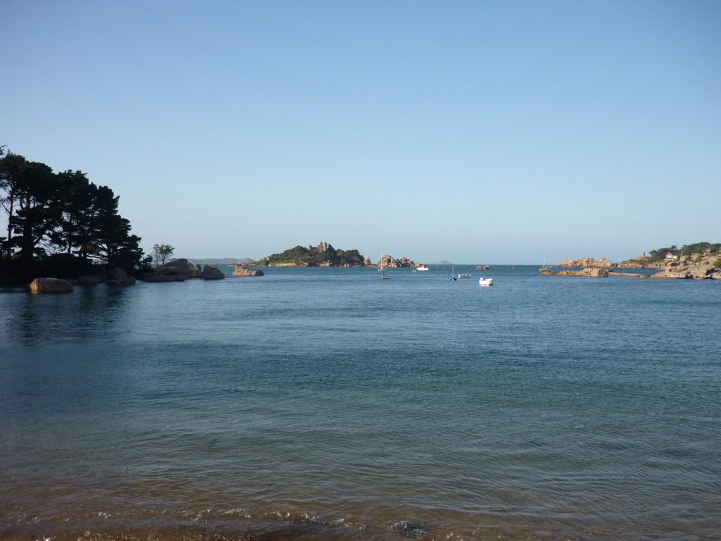 Plage de Tourony à Trégastel en face le Chateau de Coastaérès puis sur la droite le Phare de Men Ruz à Ploumanach et tout au fond l'Archipel des Sept Iles. by crechargant