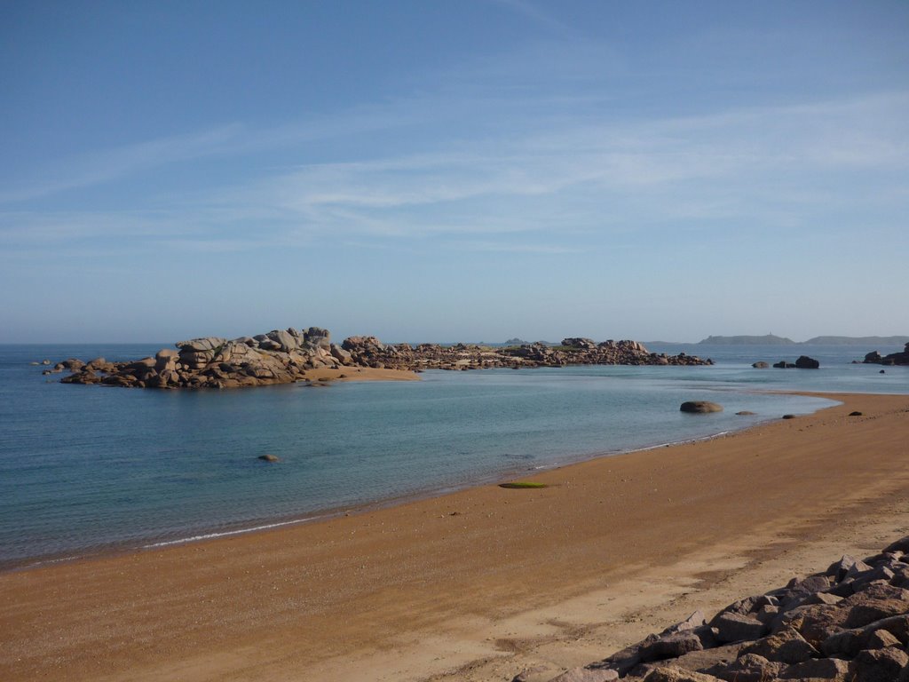 Plage de Toul Trez sur l'Ile Renote à Trégastel sur la Côte de Granit Rose en Bretagne. by crechargant