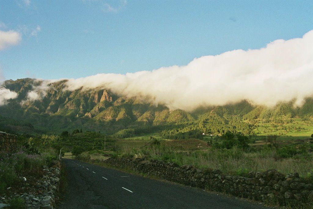 La Palma Cumbre Nueva - Strasse nach El Paso by Peter Jong