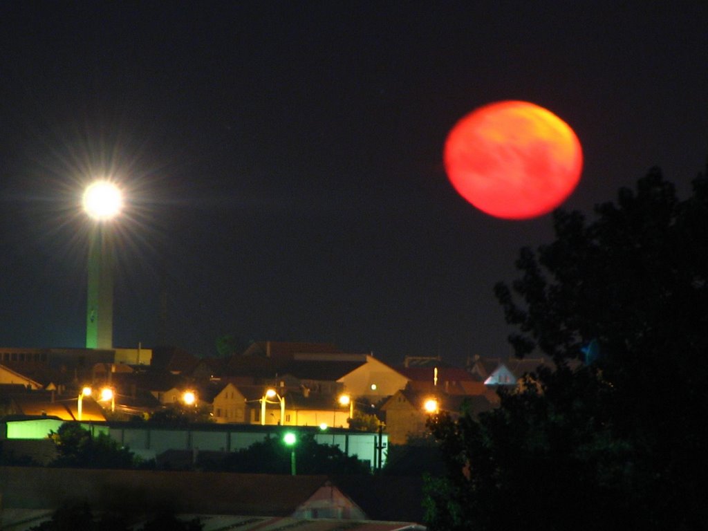 Apus de Lună cu farul din Mangalia / The setting Moon with the lighthouse of Mangalia / Holdnyugta a mangaliai világitótoronnyal by Dénes László