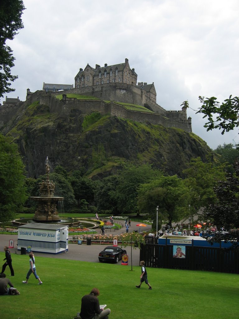 Edinburgh, UK by bearahde