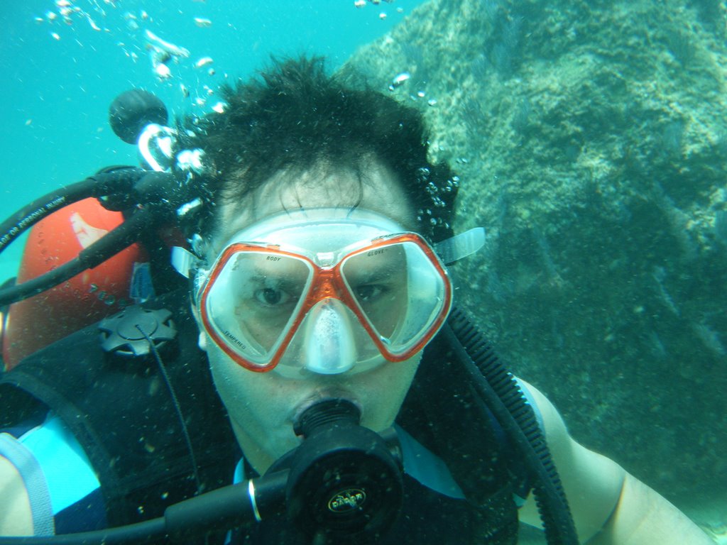 Ricardo buceando en playa oeste de la isla roqueta acapulco 15ago09 by arturocastanedavalle