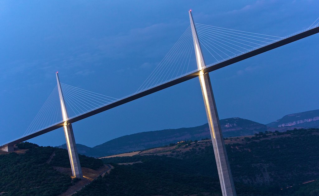 Viaduc de Millau à la tombée de la nuit by JLMEVEL