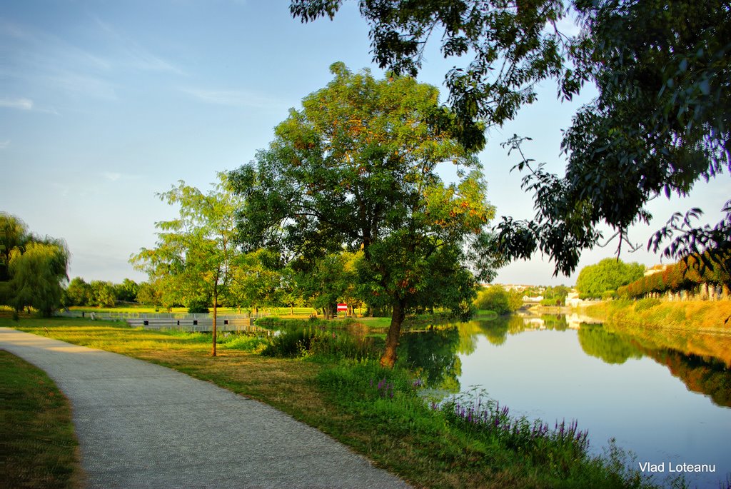 Saintes: La Charente by Vlad Loteanu