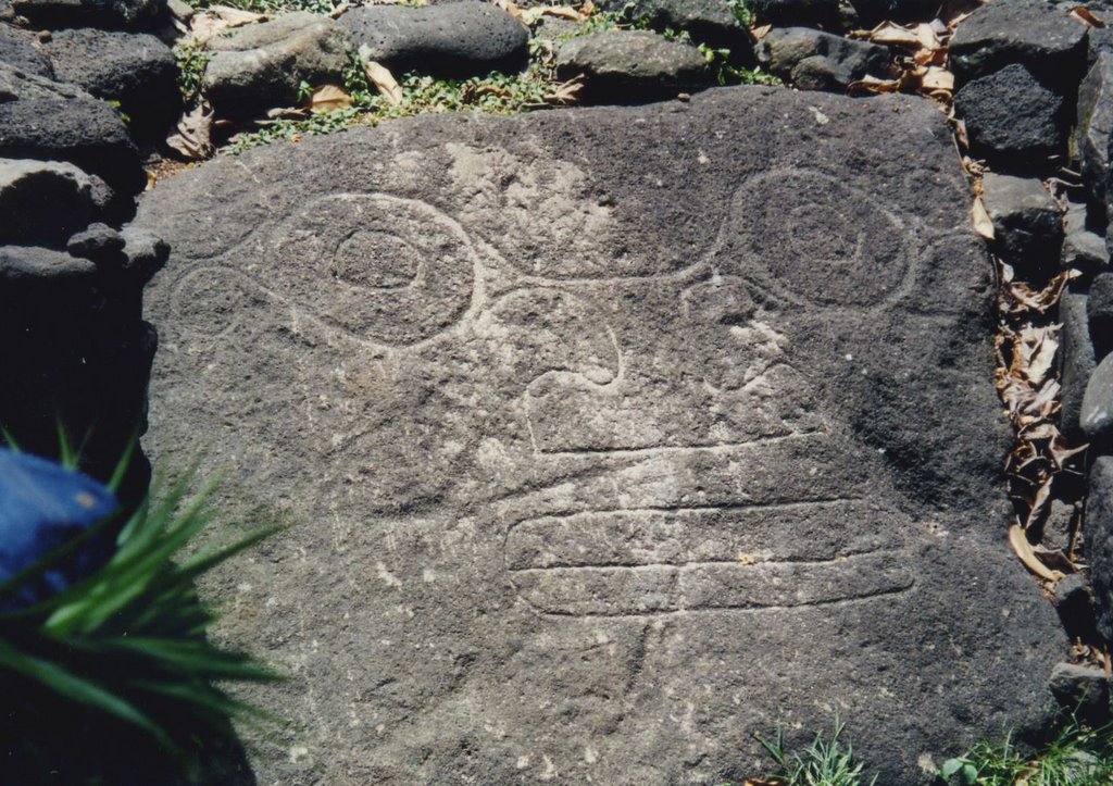 TAHUATA . VOIE ROYALE . PETROGLYPHE by CADEAC BERNARD