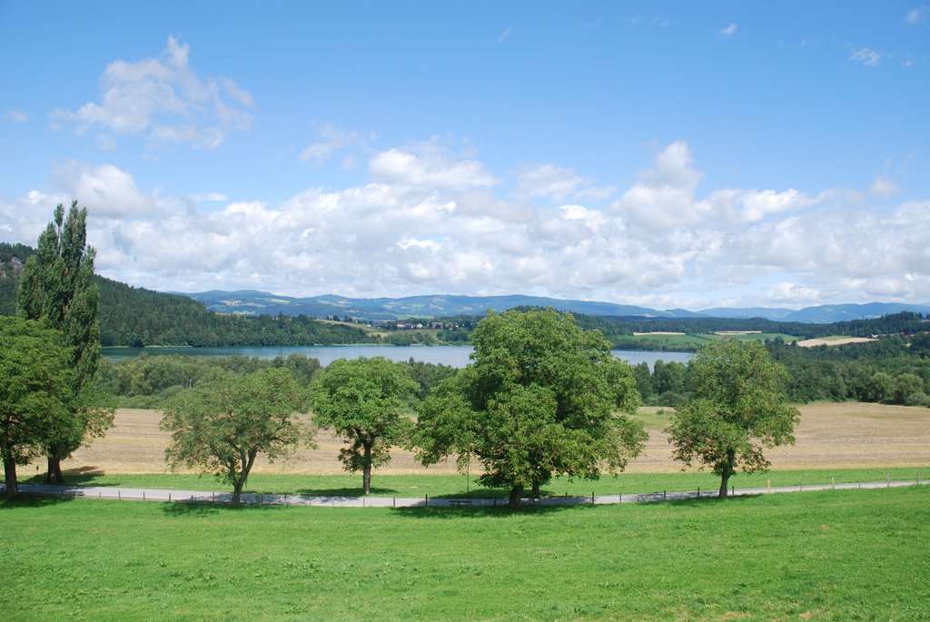 Aussichtsplattform des Stiftes mit Sicht auf den See by derhitzer