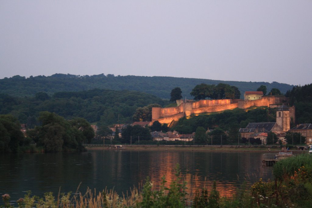 The castle at Sierck-les-Bains seen from the camping by Roger Medin