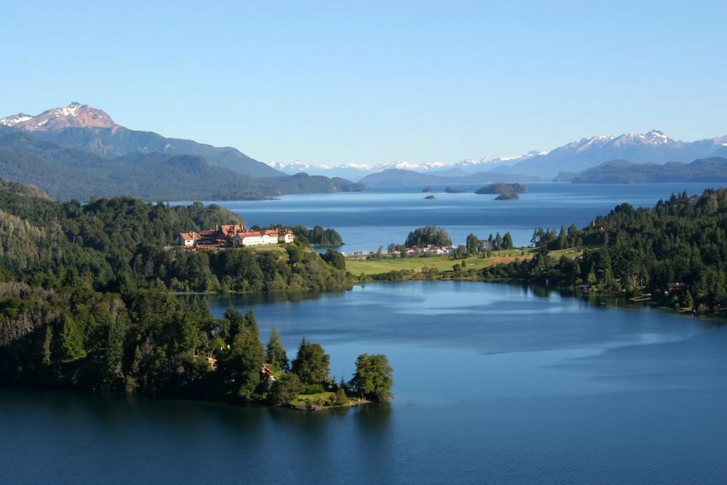 It is easy to understand how Germans, Swiss and Italians fell in love with the San Carlos de Bariloche region. It is reminiscent of the Alps. by http://timtraveler.c…