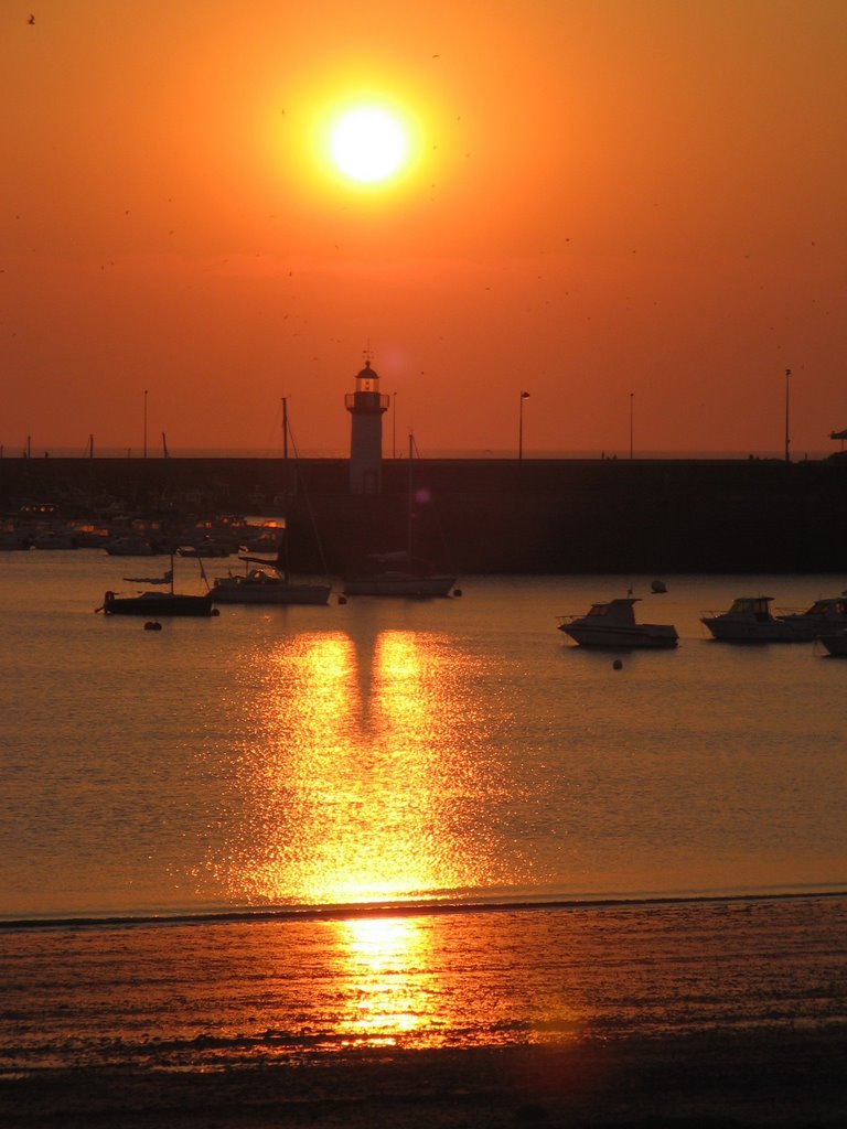 Coucher de soleil sur le port d'Erquy by Fred Gorgette