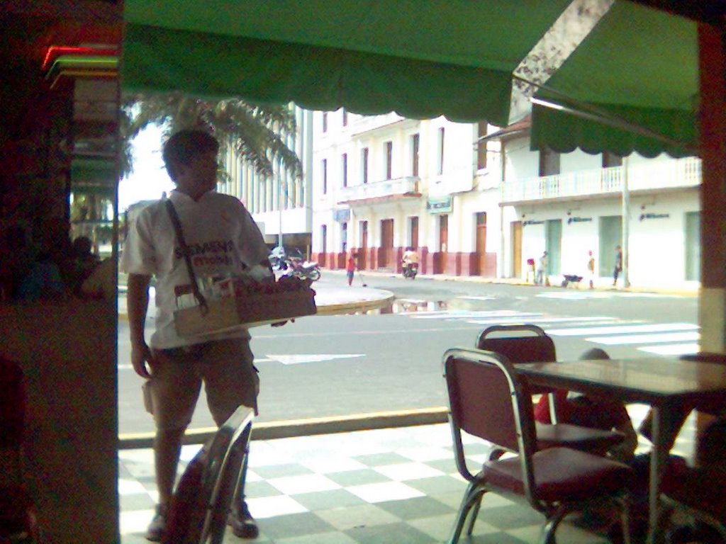 Tomando un juego de piña helado en la plaza de armas de Iquitos by alberto serruto