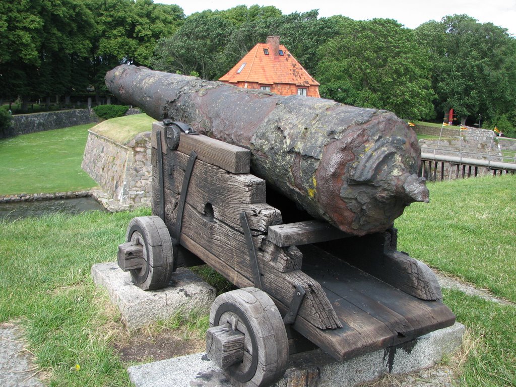 Cannon at Kalmar Castle by haraldbro