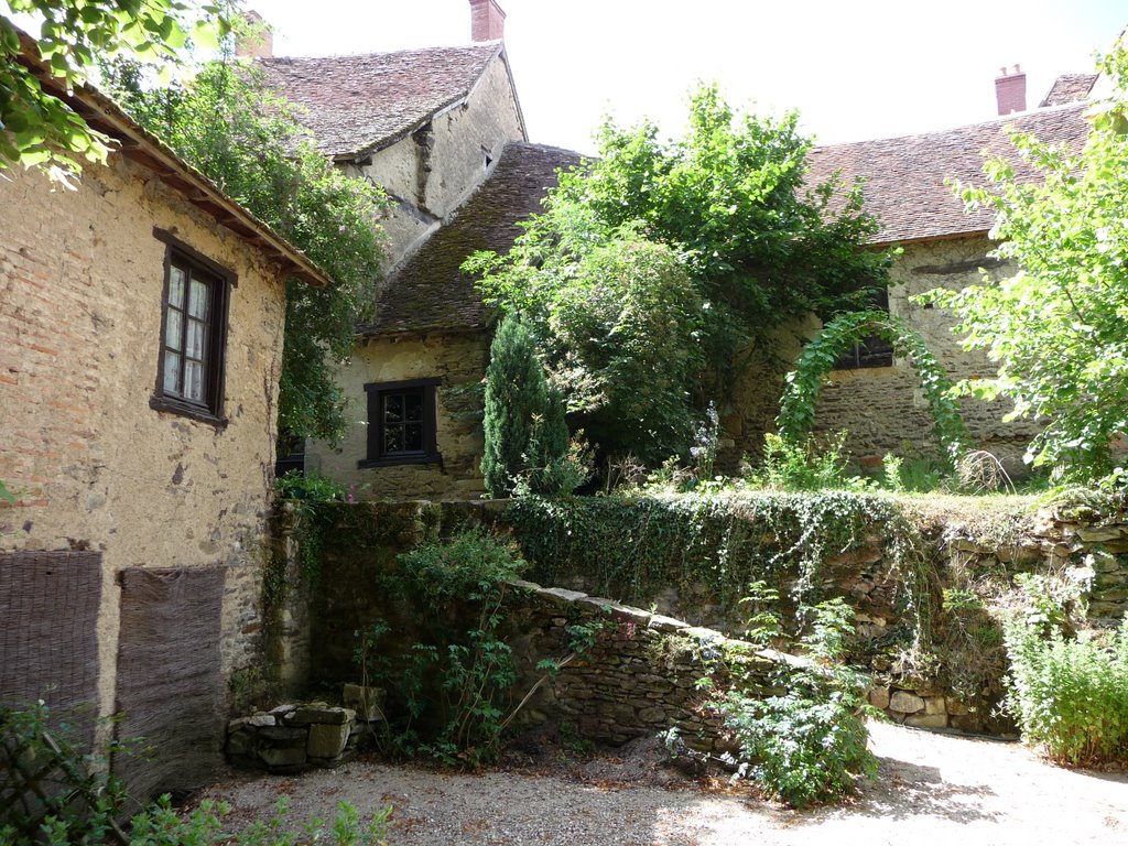 Cour du château de CULAN by dazibao