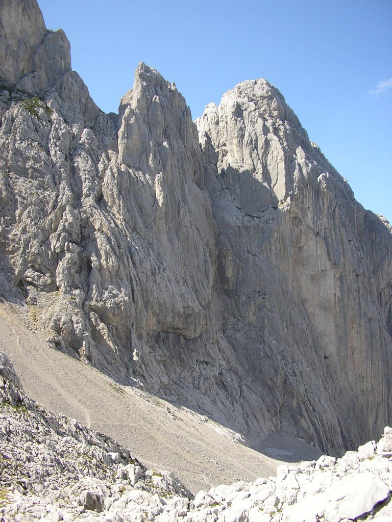 Ellmauer Tor. Blick auf Fleischbank by Leon Baumgartner