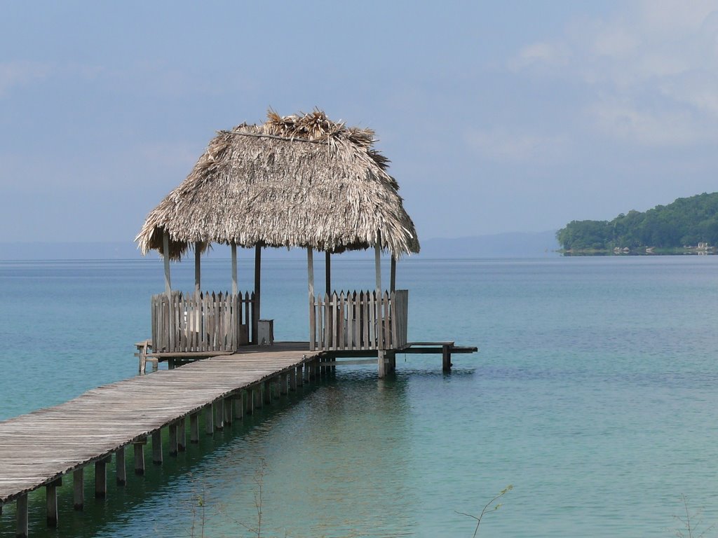 Lago Petèn Itza, El Remate, Petèn by Edinilson De Leòn