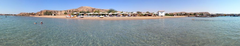 19 view on red beach (panorama 19 pics) by Martin Sohr