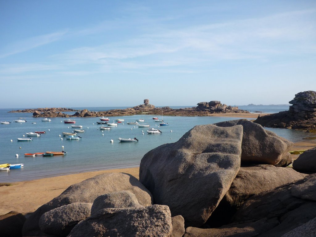 Le Rocher Le Dé vu du Sentier des Douaniers GR34 du Coz Pors vers la Plage Ker Ar Vir à Trégastel sur la Côte de Granit Rose en Bretagne. by crechargant