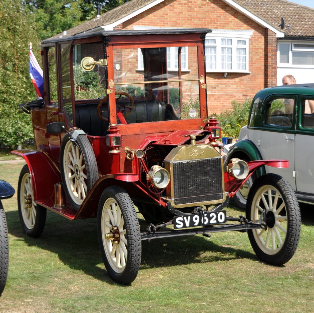 MODEL .T. FORD TOWN CAR 1913 by les willis