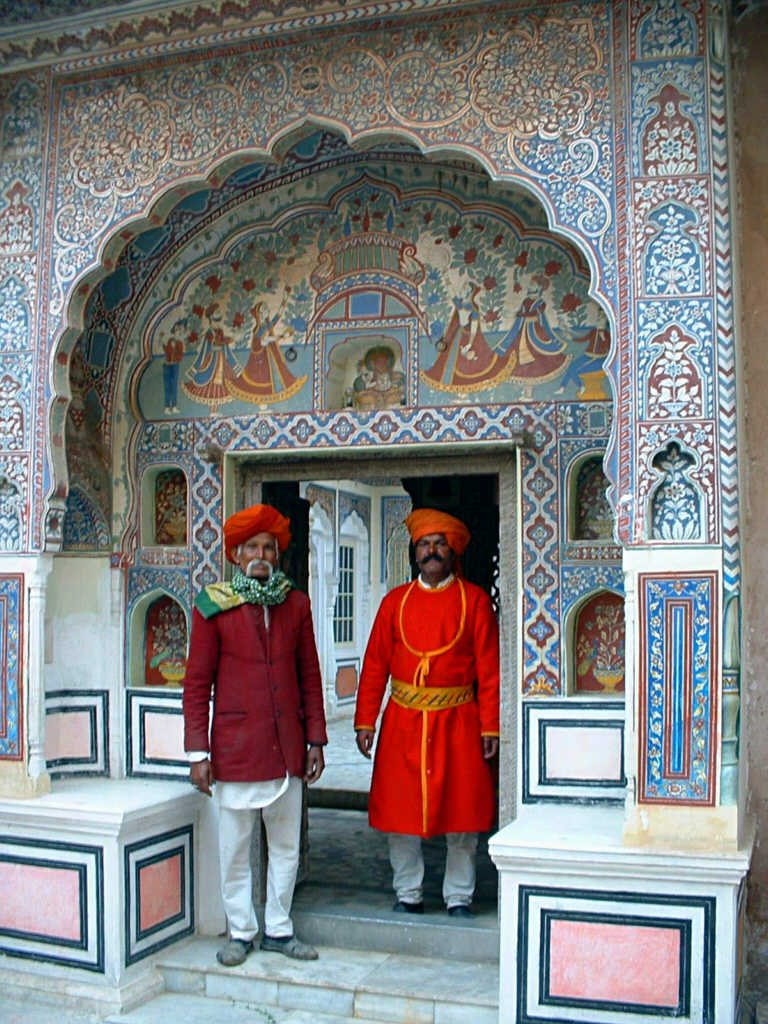 Inde, les serviteurs du palais hôtel, à droite le goûteur officiel du seigneur des lieux à Mandawa by Roger Narbonne