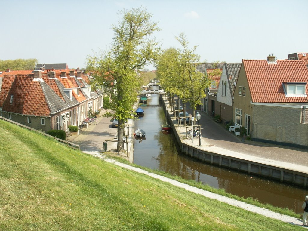 Zoutsloot 3, vanaf de Waddenpromenade. by Hugo Harns