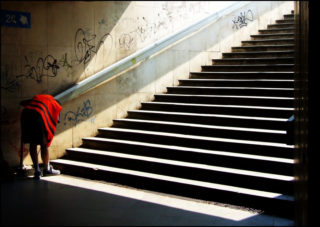 Underpass Scavenger - Utcaseprő az aluljáróban by gezabako