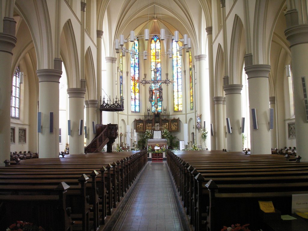 Interieur St Michaëlkerk. by Hugo Harns