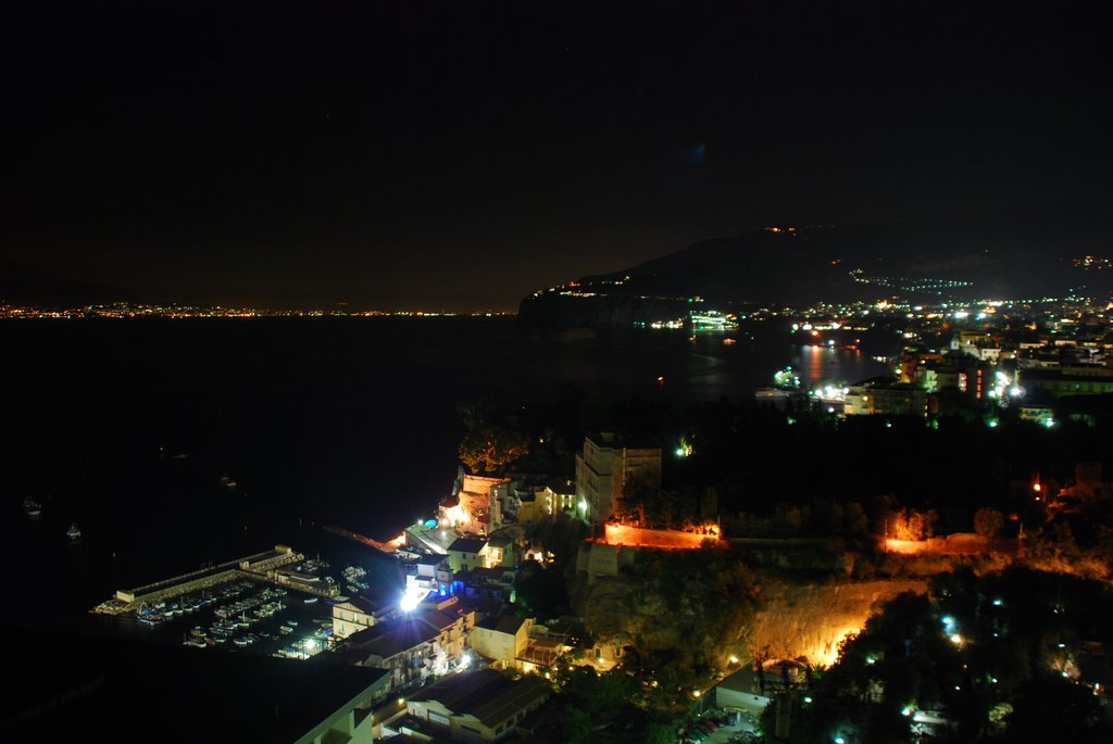 Sorrento: nightview di Marina Grande e Sorrento da via Capodimonte by Fabrizio Reale