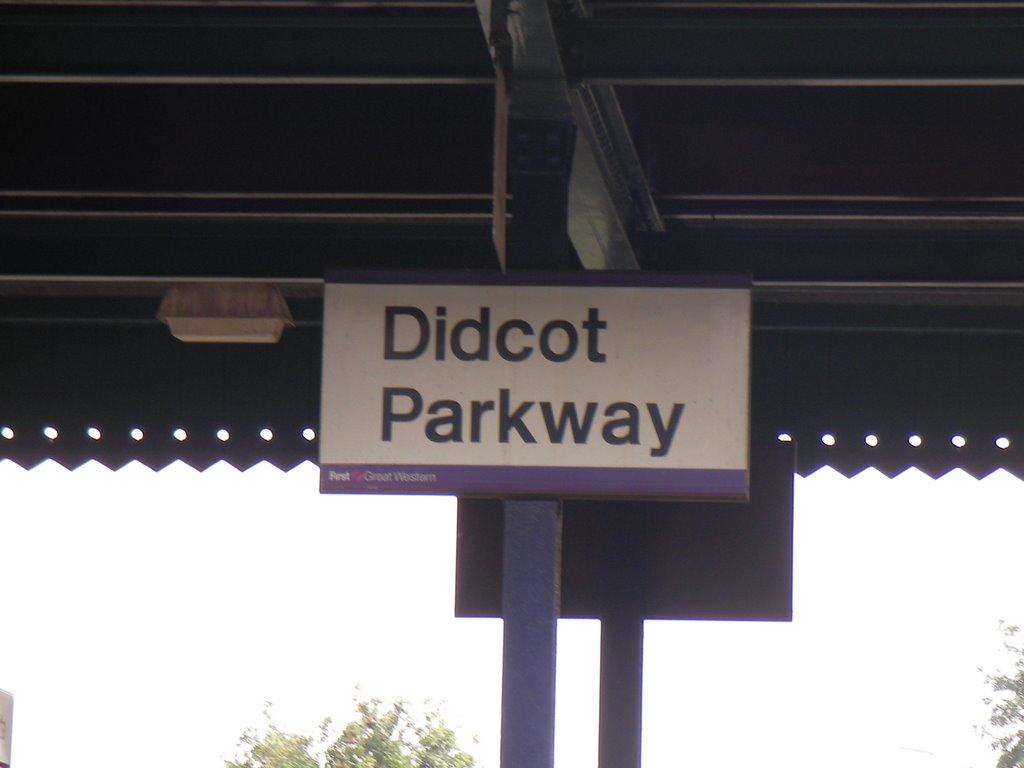 Didcot Parkway by ythnd