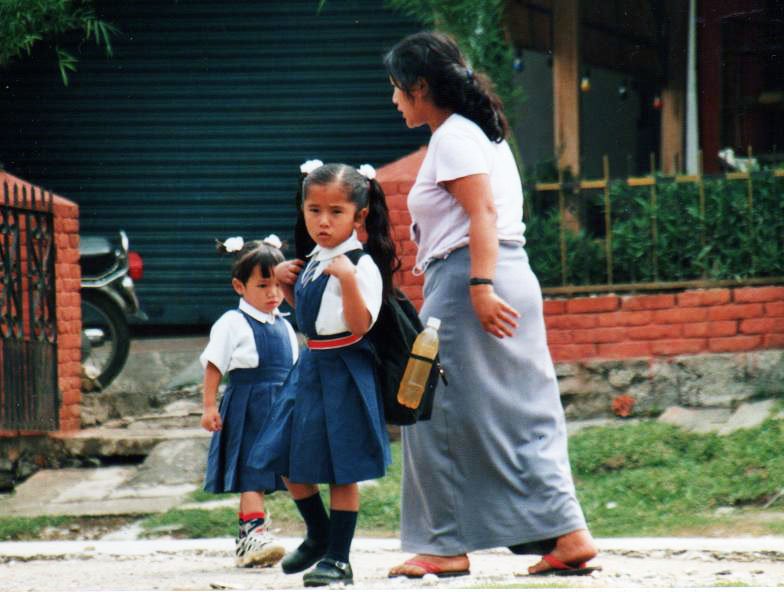 Scolarette e mamma a Pokhara, Nepal, 9 maggio 2001 by Marco Carnelli