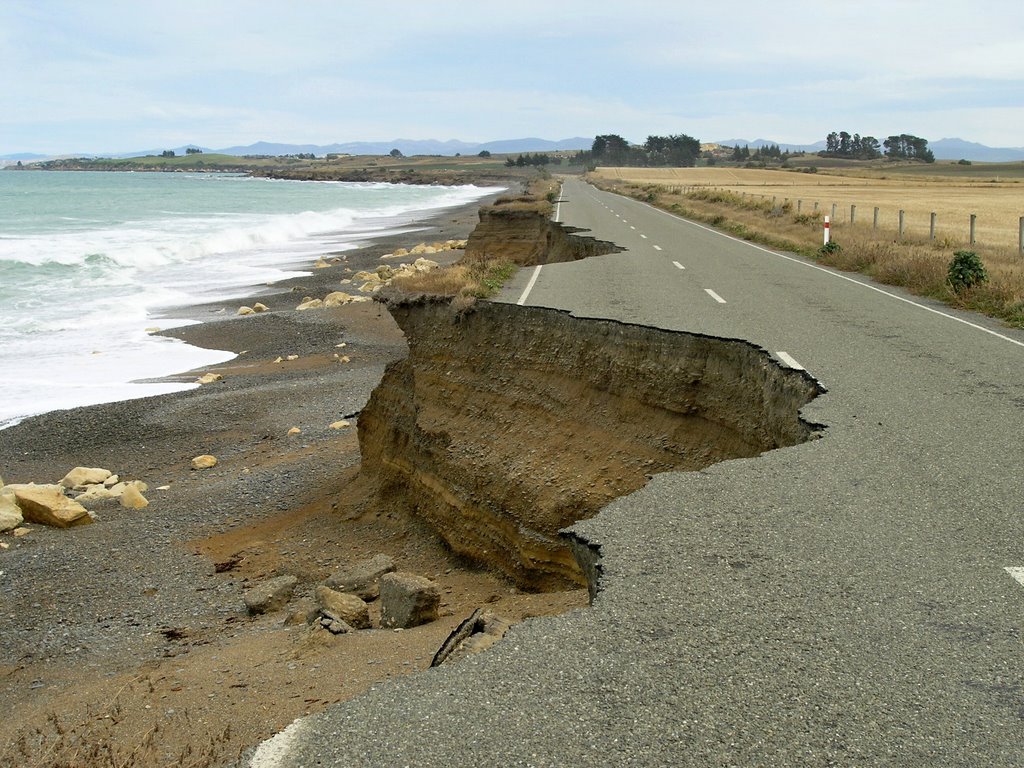 Beach Road heading south from Oamaru - Hurry up, New Zealand is getting smaller! by Tomas K☼h☼ut