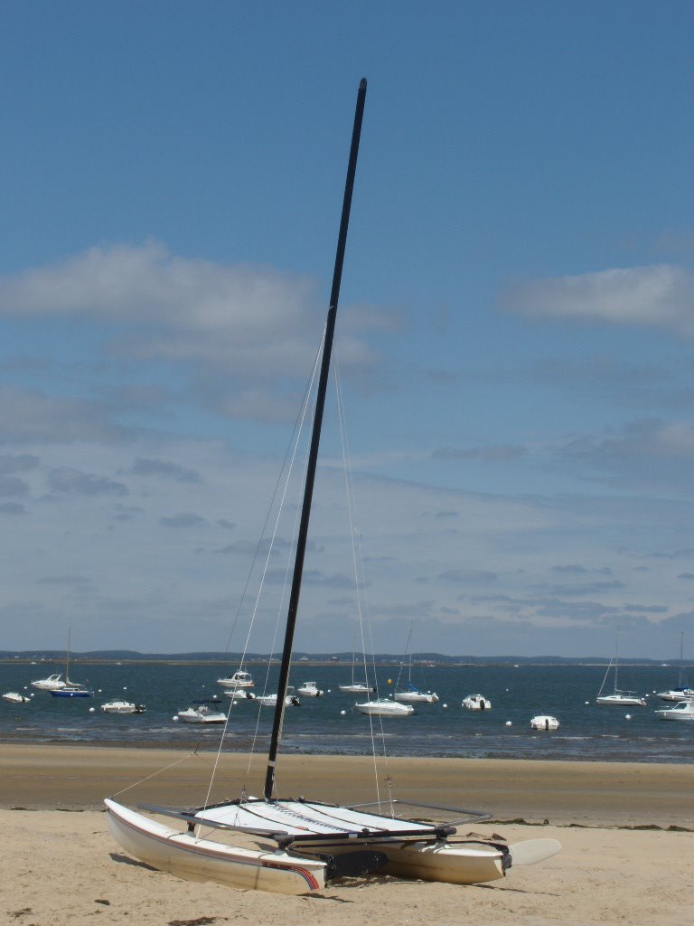 Bateau sur le sable by fred banchet