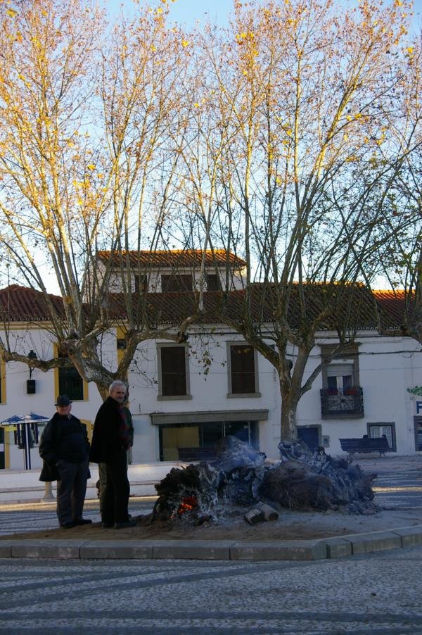 Calor de inverno no Alentejo - fogueira na Pça. - Redondo by GCabanita