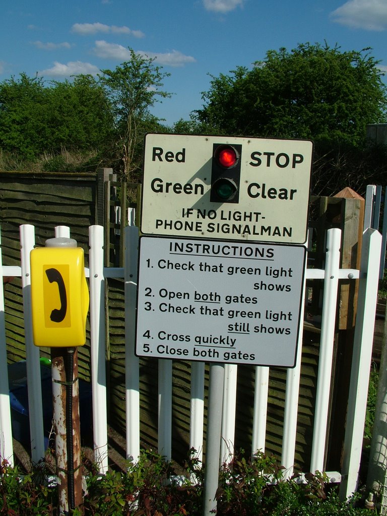 Level crossing at Mill St, Islip by Alan WD