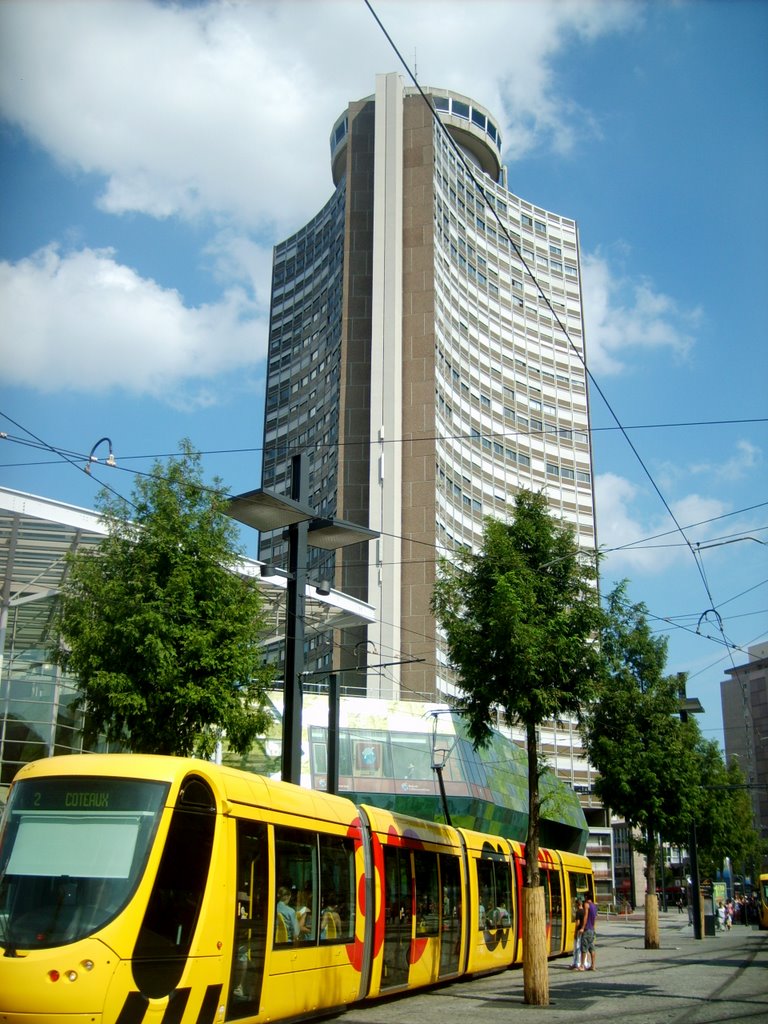 Le Tram mulhousien au pied de la Tour de l'Europe by Max Brocel