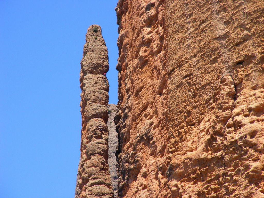 Mallos de Riglos. Escalando el pico (Ampliar), Huesca. by hilberg